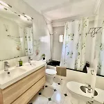 Charming 2 Min To Apartment